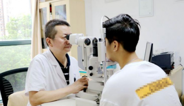看！大二学长在华厦眼科做近视手术，一周后视力恢复到1.5啦！