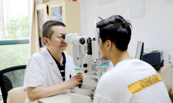 看！大二学长在华厦眼科做近视手术，一周后视力恢复到1.5啦！